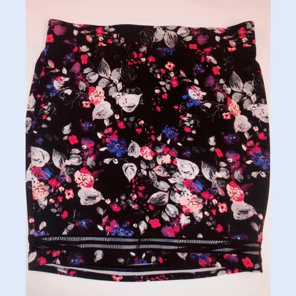 Torrid Black floral fold over skirt - Picture 3 of 5